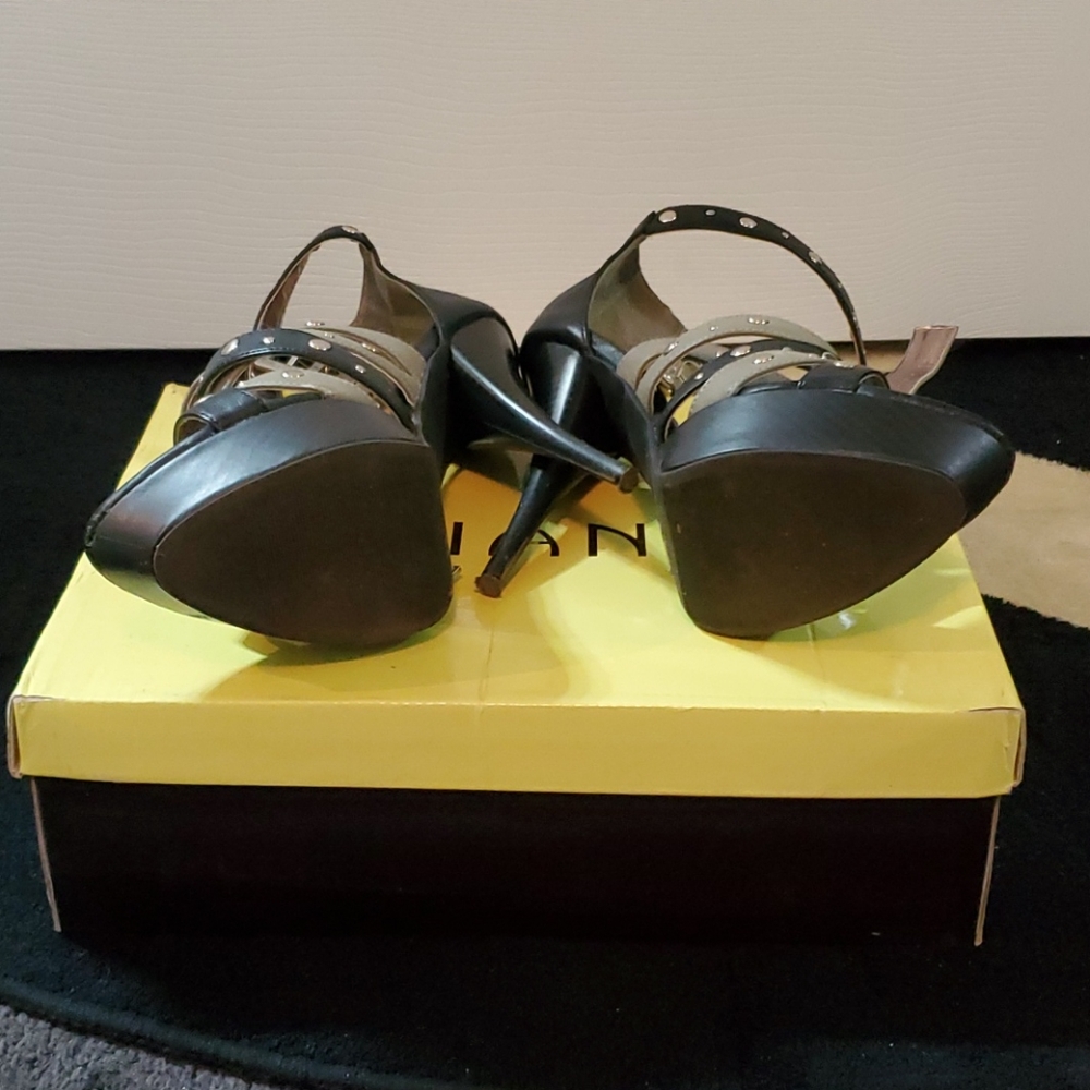 Heels - Picture 3 of 3